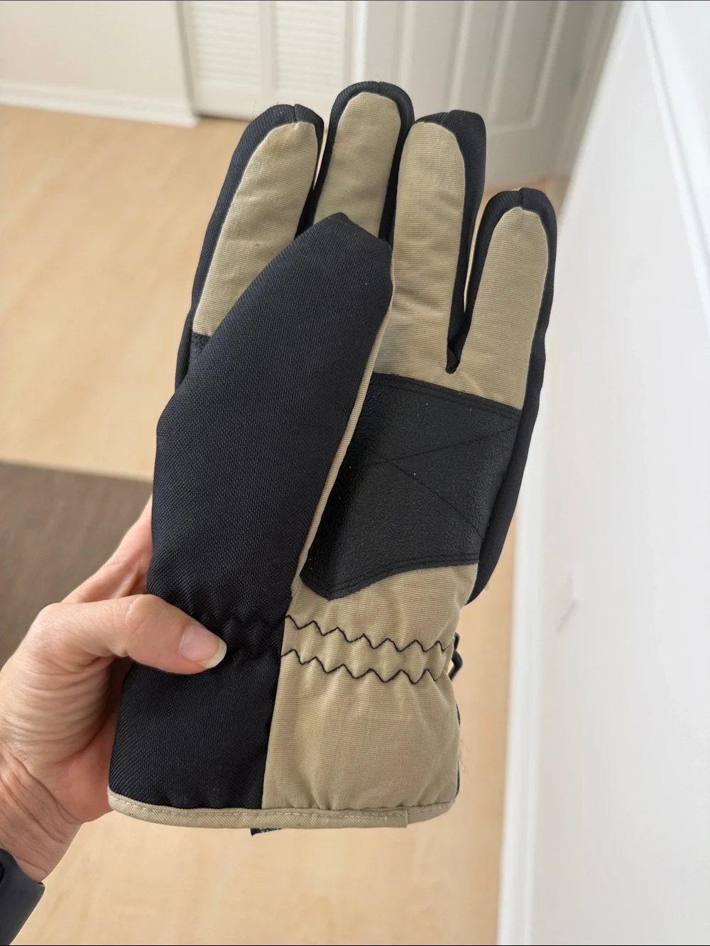 GAP Black and Beige Insulated Men's Winter Gloves